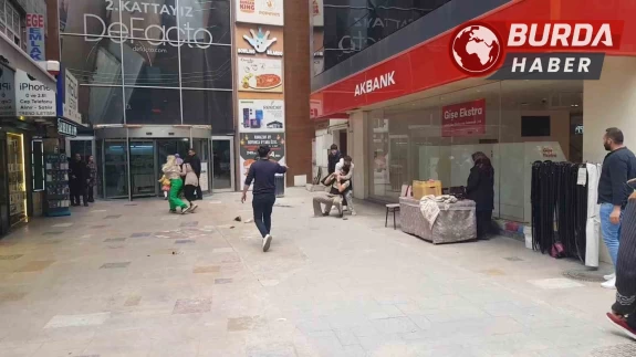 Çarşıda silah çektiler, polis merkezinin önünde orak ve bijon!