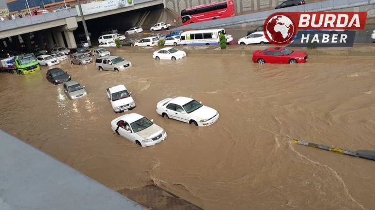 Mekke şehrinde meydana gelen şiddetli yağış sele sebep oldu.