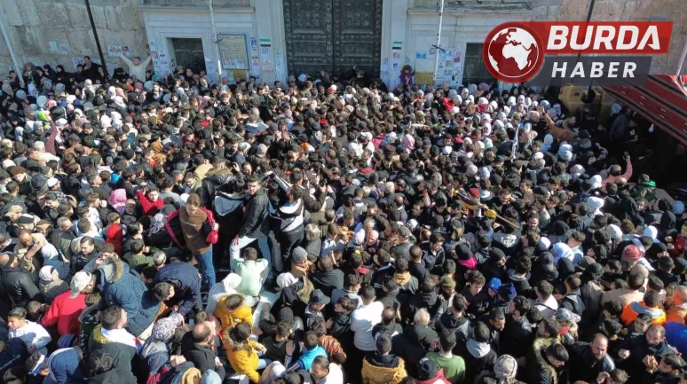 Emevi Camii’nde cuma namazındaki izdihamda 3 kişi hayatını kaybetti.