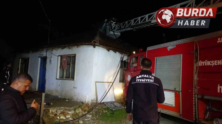 Antalya’da gecekondu yangını: Aileyi yangından komşuları kurtardı.