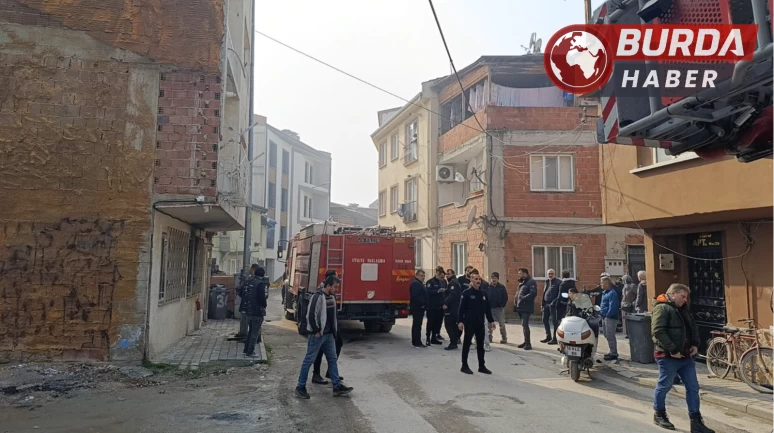 Bursa’da bir evi kundakladığı iddia edilen şahıs ekiplere direndi.