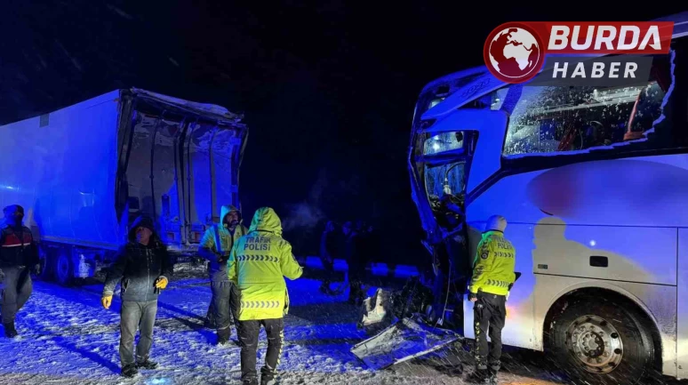 Sivas’ta yolcu otobüsü park halindeki tıra çarptı,13 kişi yaralandı.