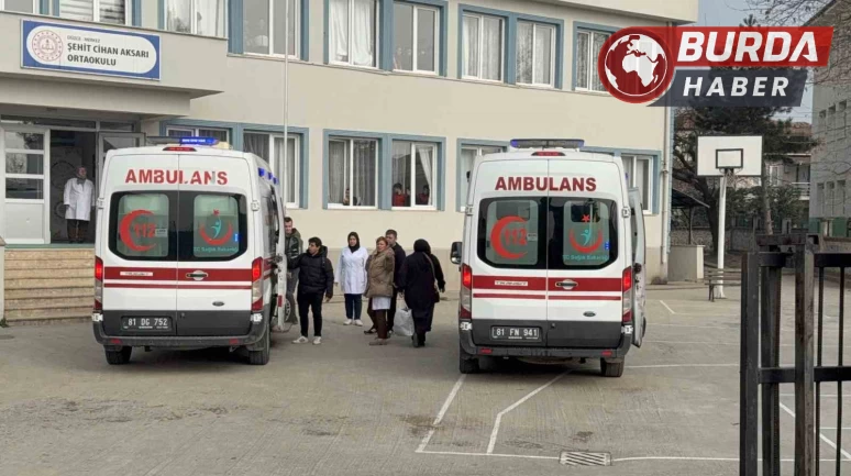 Karın ağrısı şikayetiyle 5 öğrenci hastaneye kaldırıldı.