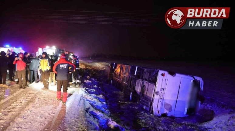 Aksaray’da yolcu otobüsü devrilince 20 kişi yaralandı.